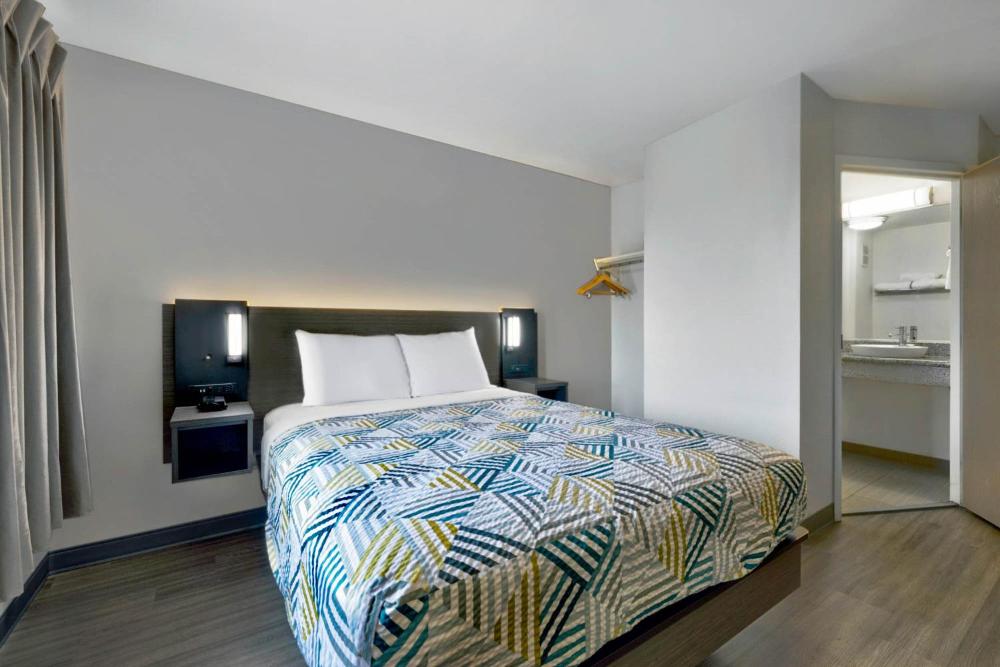 Deluxe Queen Room - Non-Smoking interior